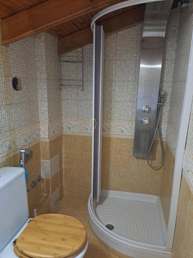 Attic Νέα Μουδανιά